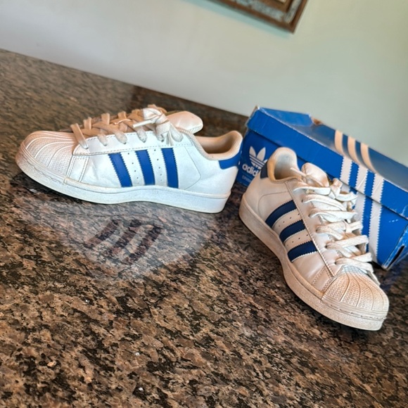Adidas unisex superstar White and Blue Sneakers Classic Design M6.5 W 8 - Picture 5 of 11